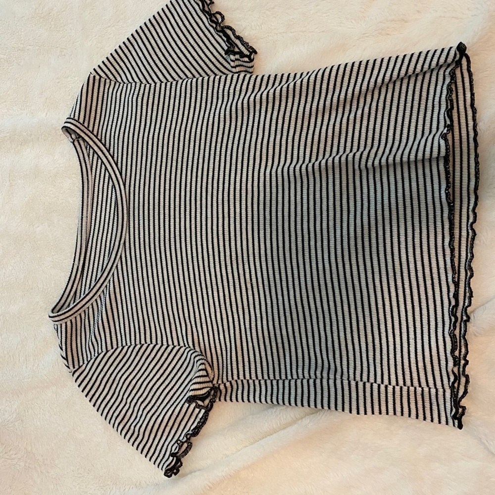 Cute lettuce edge crop top